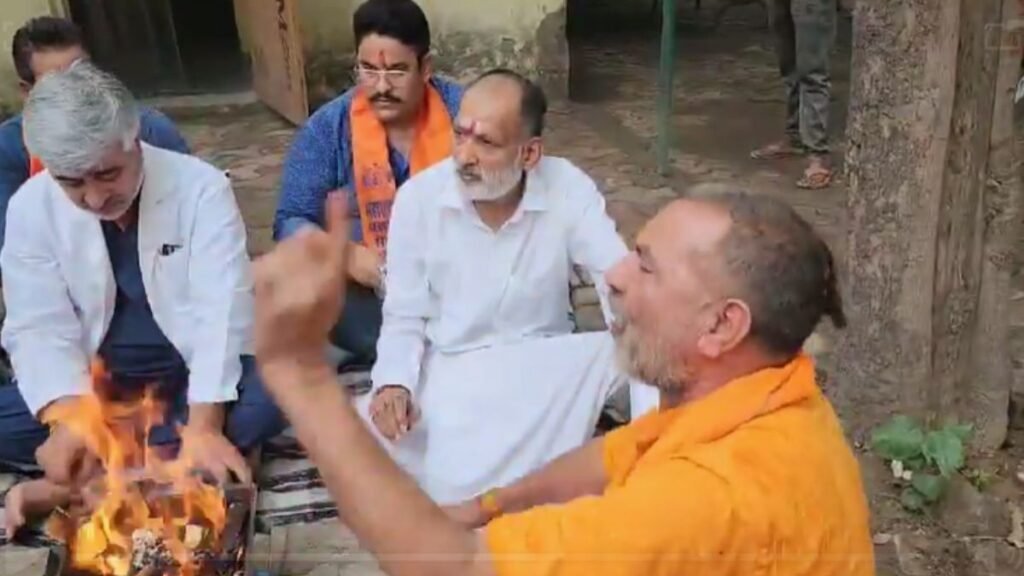 ghaziabad-pandit-havan-dm-office-police-accusations