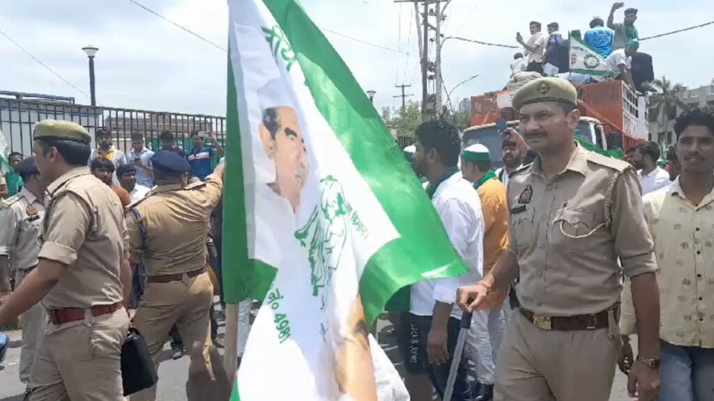 thousands-of-farmers-protest-against-noida-authority-rakesh-tikait-joins