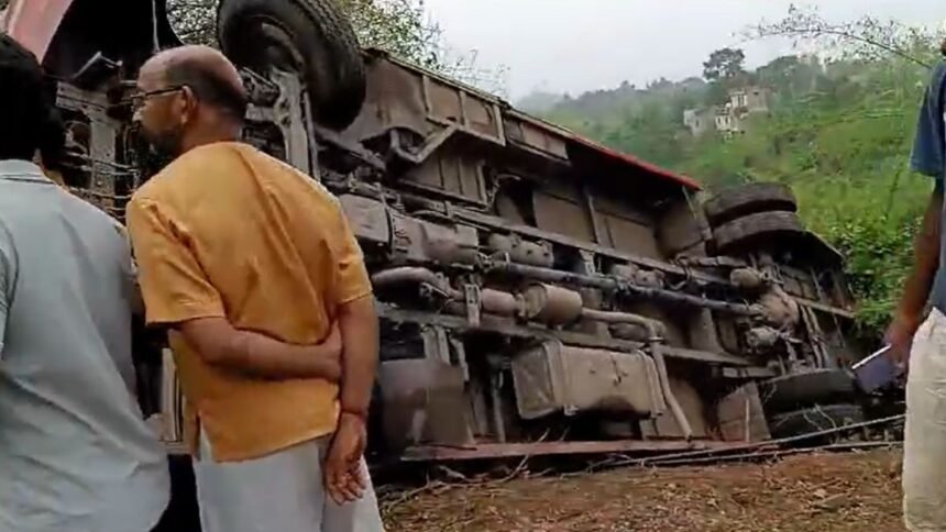 major-accident-in-kalka-haryana-roadways-mini-bus-falls-into-gorge