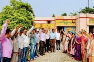 agra-teachers-protest-online-attendance-109-resign