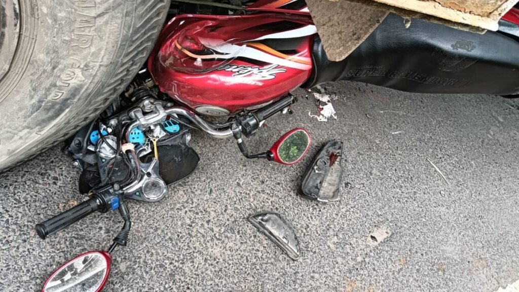 kanpur-panki-industrial-area-truck-bike-accident