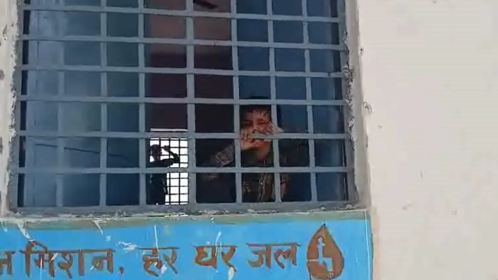 fatehpur-chaurasi-school-child-locked-teacher-viral-video