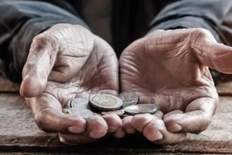 kanpur-disabled-man-pleads-to-police-commissioner-wife-forces-begging