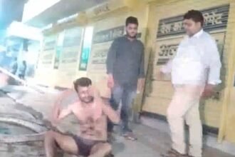 kanpur-son-beats-mother-and-brother-video-viral