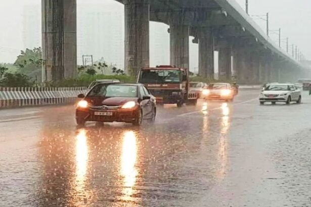 Weather-becomes-pleasant-after-rain-in-Delhi-temperature-drops-