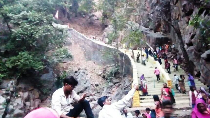 "heavy-rain-severs-dhariyavad-pratapgarh-road"