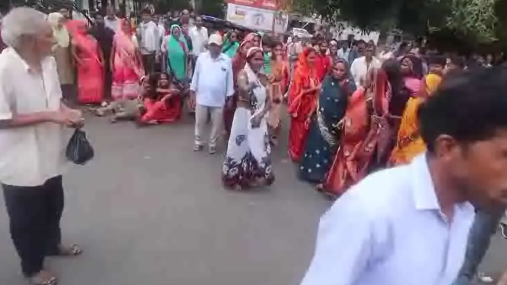 shahjahanpur-woman-suspicious-death-family-protests-demands-husband-arrest