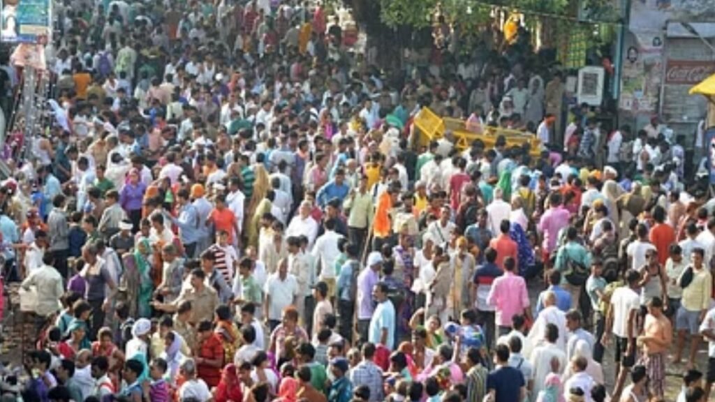 mathura-mudia-purnima-mela-giriraj-crowd-rain