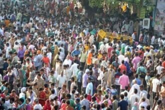 mathura-mudia-purnima-mela-giriraj-crowd-rain