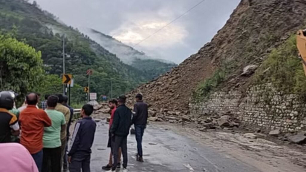 uttarakhand-weather-badrinath-highway-closed-2000-pilgrims-walk-8-km-to-reach-dham