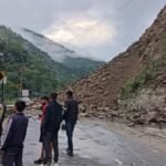 uttarakhand-weather-badrinath-highway-closed-2000-pilgrims-walk-8-km-to-reach-dham