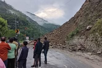 uttarakhand-weather-badrinath-highway-closed-2000-pilgrims-walk-8-km-to-reach-dham