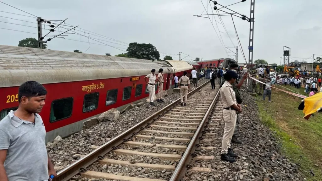 what-is-train-derailment-in-hindi