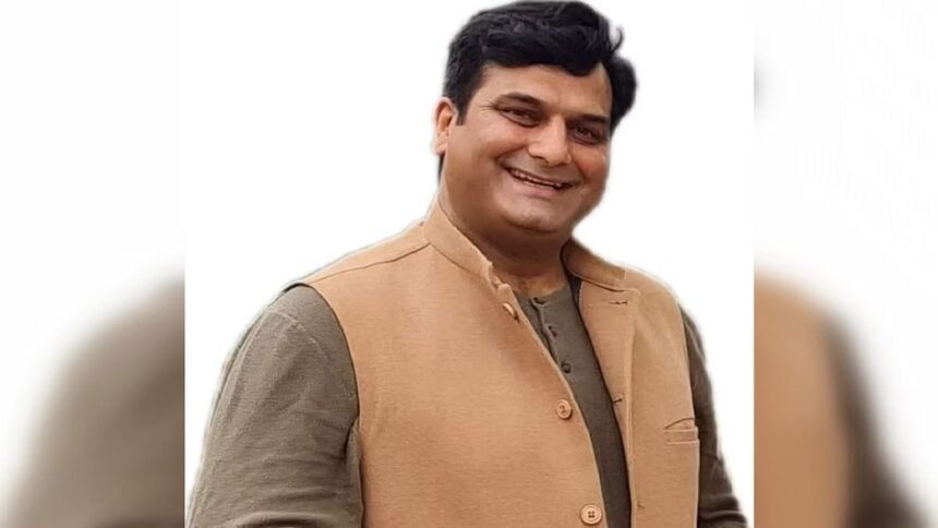 Punjab News: कांग्रेस प्रत्याशी डॉक्टर पुष्पेंद्र वर्मा ने मातहानी बूथ पर किया मतदान, पत्नी भी रहीं मौजूद 1 कांग्रेस प्रत्याशी डॉक्टर पुष्पेंद्र