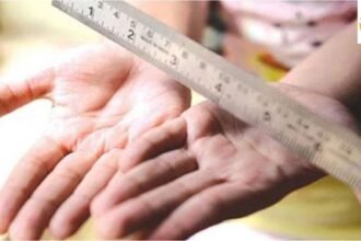 जशपुर शिक्षक पर 8 मासूम बच्चों