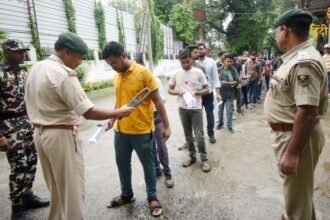 दो फर्जी परीक्षार्थी गिरफ्तार शिक्षक