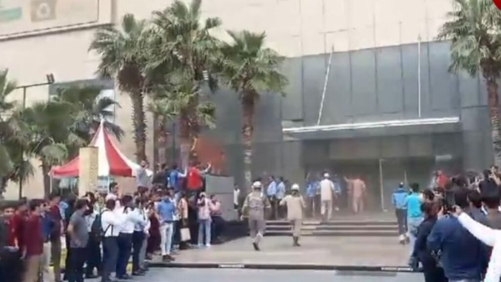 नोएडा के लॉजिक मॉल में भयंकर आग