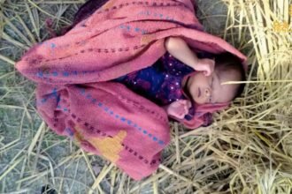 बगहा में गंडक नदी से निकले (3)