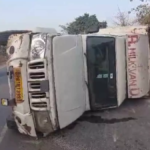 हाथरस में मैक्स गाड़ी