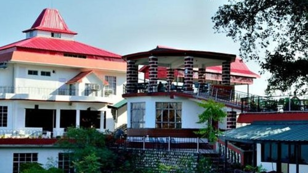 _हिमाचल में IT टीम की रेड के दौरान नदी में फंसी, CM