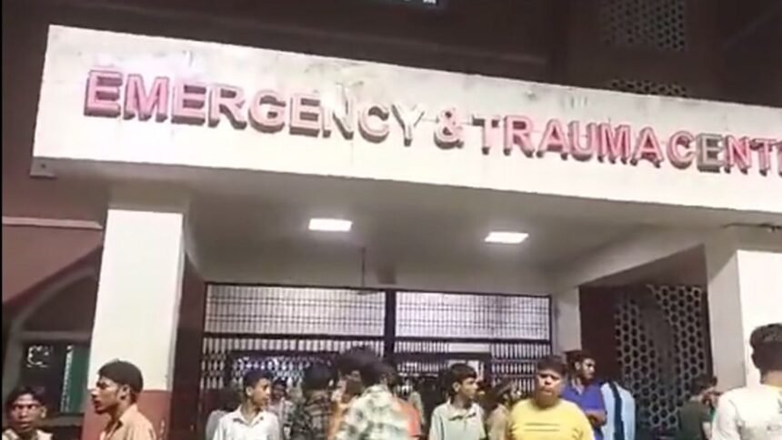 Aligarh: जेएन मेडिकल कॉलेज में फिर हड़ताल पर डॉक्टर