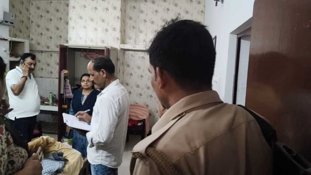 Jaunpur: जिला सूचना अधिकारी के आवास से लाखों के जेवरात चोरी