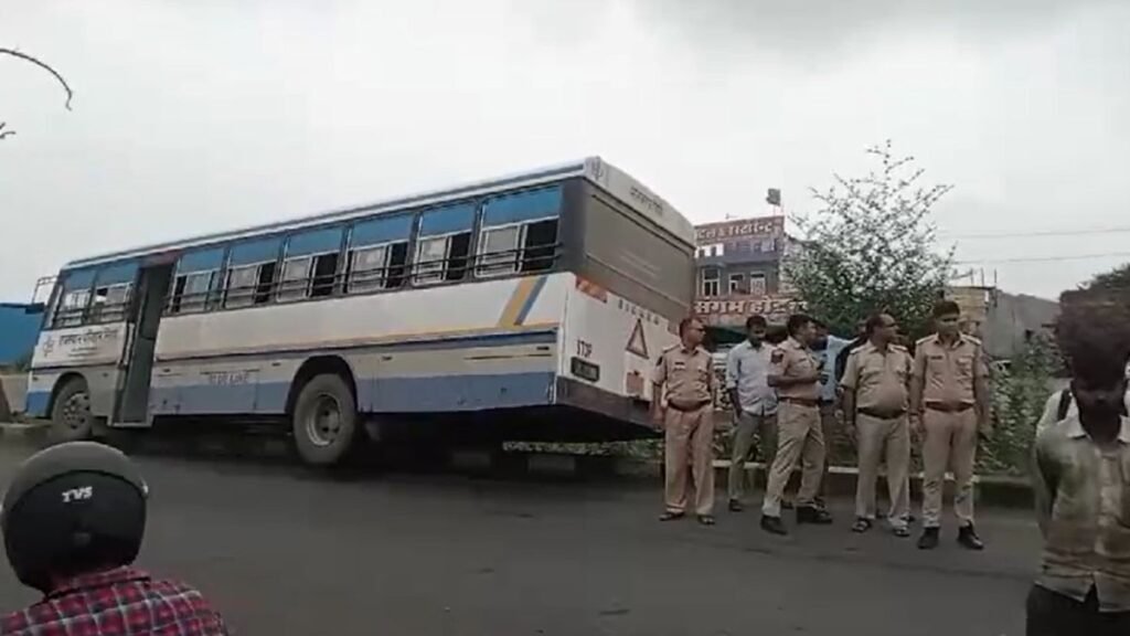 shahpura-roadways-bus-accident-divider-safe-passengers