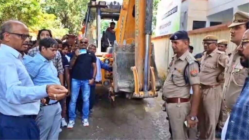 Siddharth Nagar में कोतवाली पर बुलडोजर SDM और पुलिस