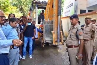 Siddharth Nagar में कोतवाली पर बुलडोजर SDM और पुलिस