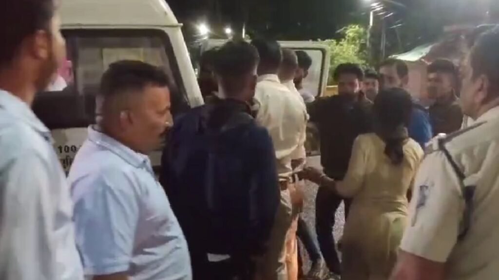 MP News: छिंदवाड़ा में बीच चौराहे दो पक्षों में जमकर चली लाठियां,