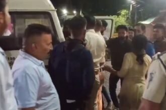 MP News: छिंदवाड़ा में बीच चौराहे दो पक्षों में जमकर चली लाठियां,