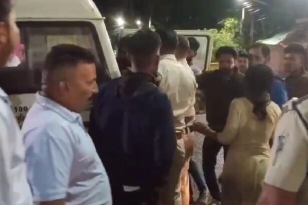 MP News: छिंदवाड़ा में बीच चौराहे दो पक्षों में जमकर चली लाठियां,