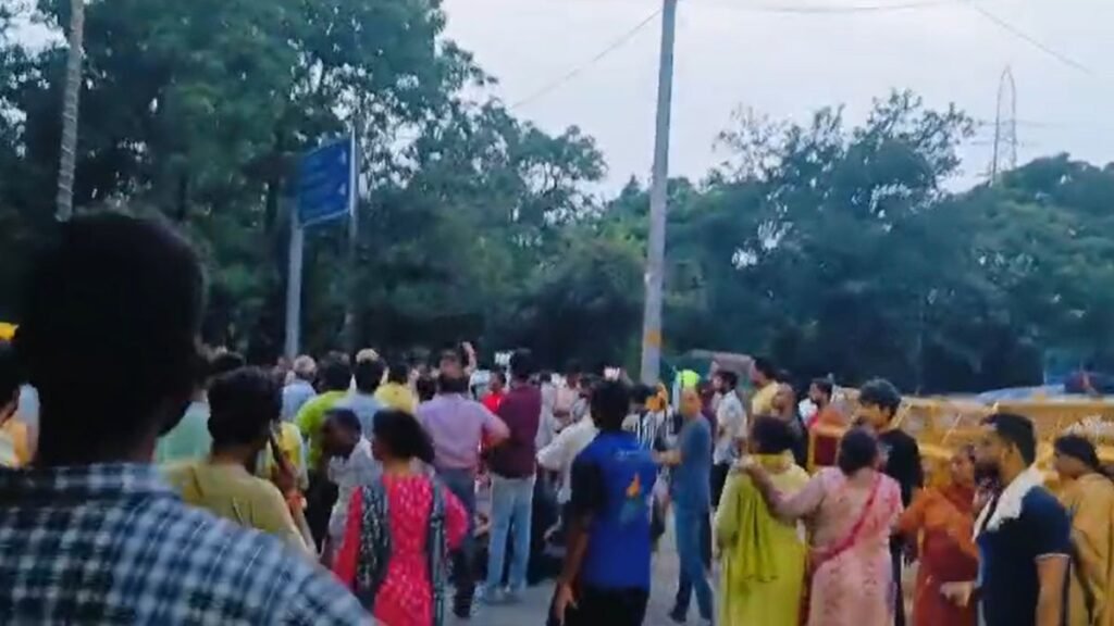 delhi-civil-line-demolition-order-protest