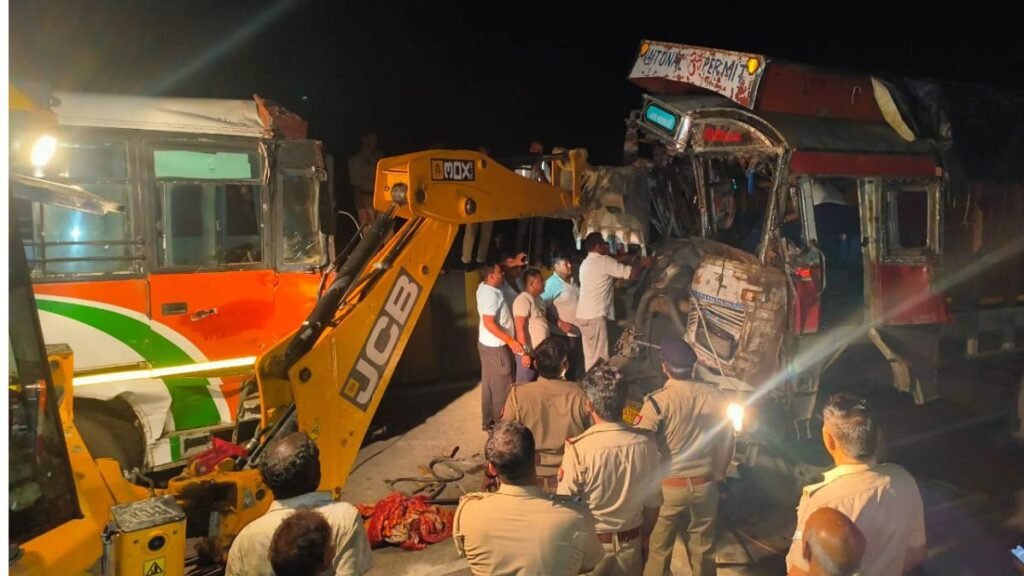 कानपुर: शम्भूहा ओवरब्रिज पर ट्रक और बस