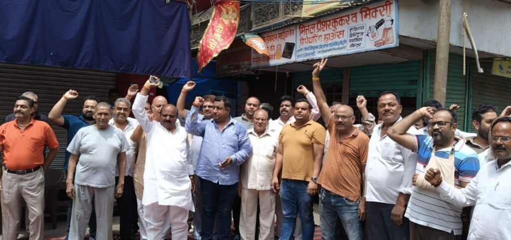 Ghaziabad Chopla Market में व्यापारियों की दिखी एकता, निगम के खिलाफ मिलकर किया प्रदर्शन 8 Ghaziabad Nagar nigam