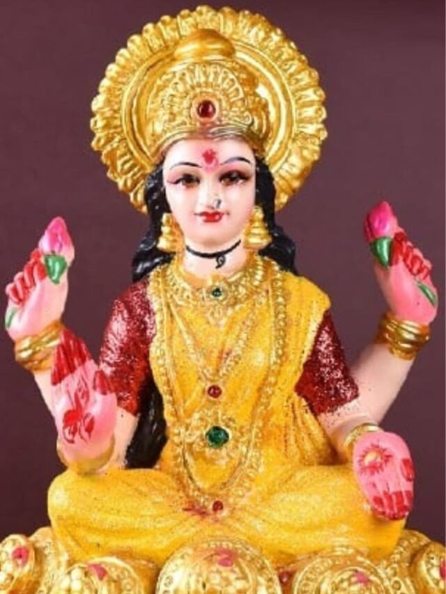 Keep the idol of Goddess Lakshmi in the kitchen of the house in hindi 