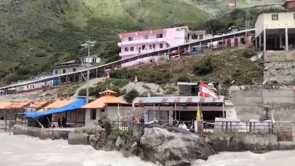 Badrinath Dham में भयावह घटना, नदी में बह गए मलेशिया से आए डॉक्टर और उनके पिता, वीडिया आया सामने 2 बचाव कार्य और वर्तमान स्थिति