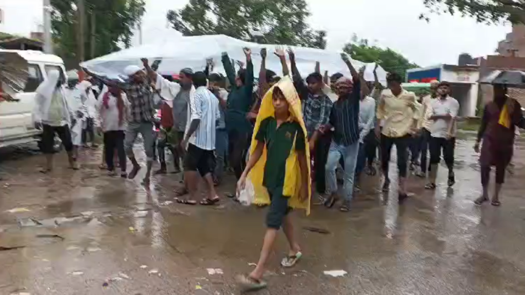 Agra: तिरपाल के साए में निकला जनाजा, इलाज में लापरवाही का आरोप