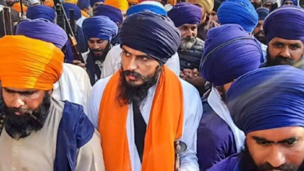 Amritpal Singh News: जेल में बंद सांसद के चाचा और दो सालों के घरों पर NIA की बड़ी छापेमारी 2 Amratpal Singh News: डिब्रूगढ़ जेल में बंद सांसद के चाचा और दो सालों के घरों पर NIA की बड़ी छापेमारी