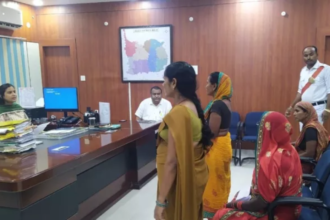 Auraiya: डीएम ने फरियादी का पराठा खाकर किया जमीन विवाद का समाधान