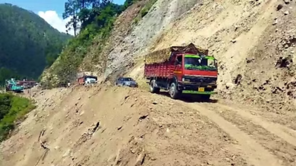 Badrinath Highway अवरुद्ध, नंदप्रयाग स्लाइडिंग जोन में फंसे वाहन