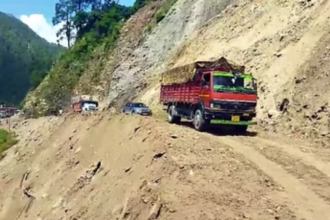 Badrinath Highway अवरुद्ध, नंदप्रयाग स्लाइडिंग जोन में फंसे वाहन