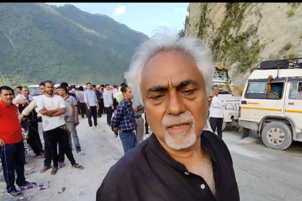 Badrinath Highway पर लैंड स्लाइड, 15 घंटे से यातायात बाधित