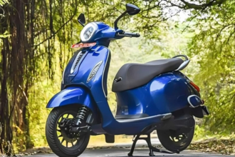 Bajaj Chetak Blue 3202 137 किमी रेंज के साथ ₹8,000 सस्ता