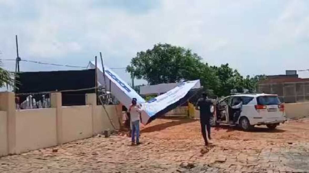 Bihar: CM नीतीश कुमार बाल-बाल बचे, स्वागत गेट गिरा