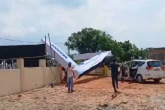 Bihar: CM नीतीश कुमार बाल-बाल बचे, स्वागत गेट गिरा