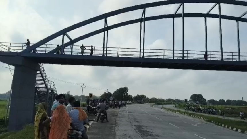 Bihar: बच्चा चोरी के शक में जौनपुर में हाईवोल्टेज ड्रामा, युवक ने ओवरब्रिज पर चढ़कर कहा 'गोली मार दो' 1 Bihar: बच्चा चोरी के शक में जौनपुर में हाईवोल्टेज ड्रामा