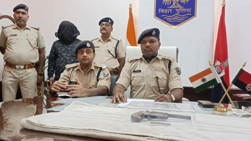 Bihar: बड़ी सफलता बेगूसराय पुलिस ने 47-56 गैंग के नेता संतोष सरकार को किया गिरफ्तार, हथियार बरामद 1 Bihar बड़ी सफलता बेगूसराय पुलिस ने 47-56 गैंग के नेता संतोष सरकार को किया गिरफ्तार, हथियार बरामद