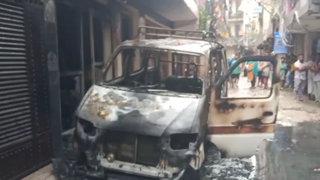 Delhi- Sagarpur Fire: स्कूली वैन और ब्यूटी पार्लर में लगी आग