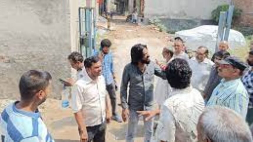 Delhi: गोगा गांव के लोग विधायक शरद चौहान का झूठी वादों से परेशान 1 Delhi: गोगा गांव के लोग विधायक शरद चौहान की झूठी वादों से परेशान